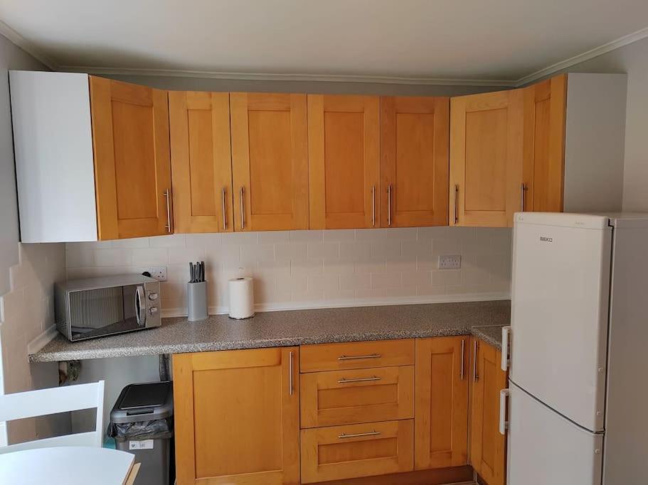 Cosy Brighouse 3 Bed House-Great For Contractors Exterior foto